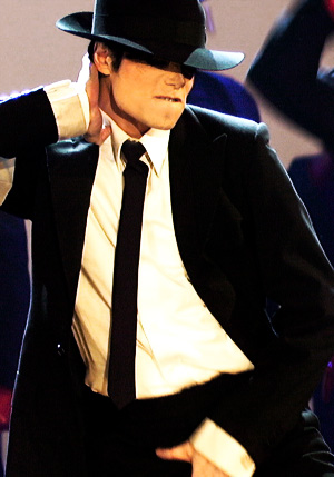 http://dangerouspyt.com/main/wp-content/uploads/2010/06/Michael+Jackson+Dangerous+Performance+on+VMA+1.jpg